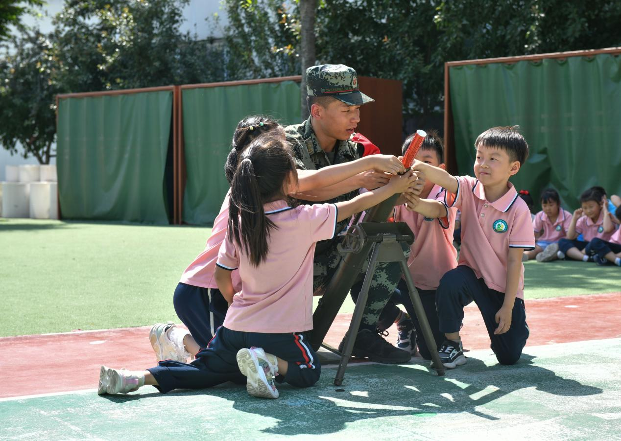 5月20日，在鄒平市全民國防教育進校園活動中，黃山實驗幼兒園幼兒進行軍事武器射擊體驗。