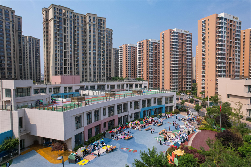 2025年5月26日，小朋友在山東省青島市李滄區(qū)青山路幼兒園開(kāi)展迎“六一”主題活動(dòng)中品嘗美食。張鷹 攝 