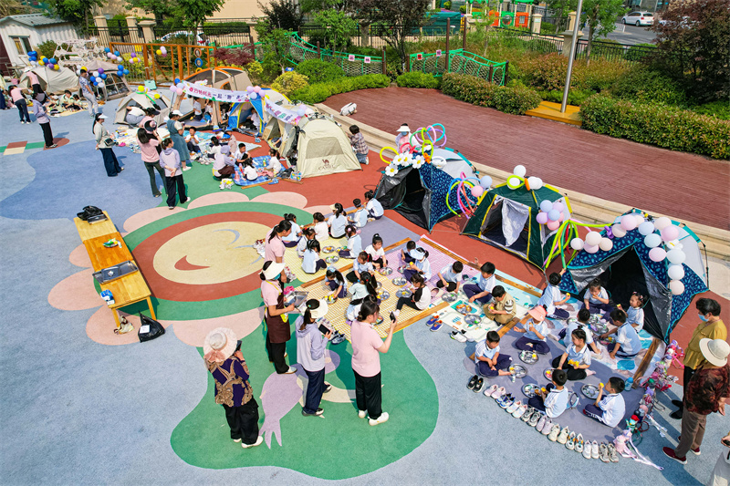 2025年5月26日，小朋友在山東省青島市李滄區(qū)青山路幼兒園開(kāi)展迎“六一”主題活動(dòng)中品嘗美食。張鷹 攝
