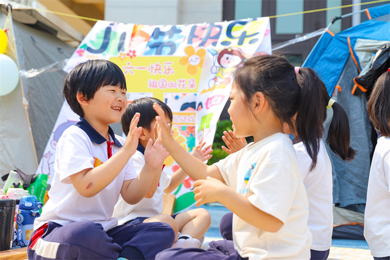 2025年5月26日，小朋友在山東省青島市李滄區(qū)青山路幼兒園開(kāi)展迎“六一”主題活動(dòng)中玩游戲。張鷹 攝 