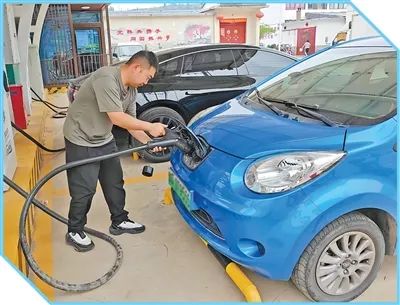馬善強給新能源汽車充電。任曉霞攝（人民視覺）