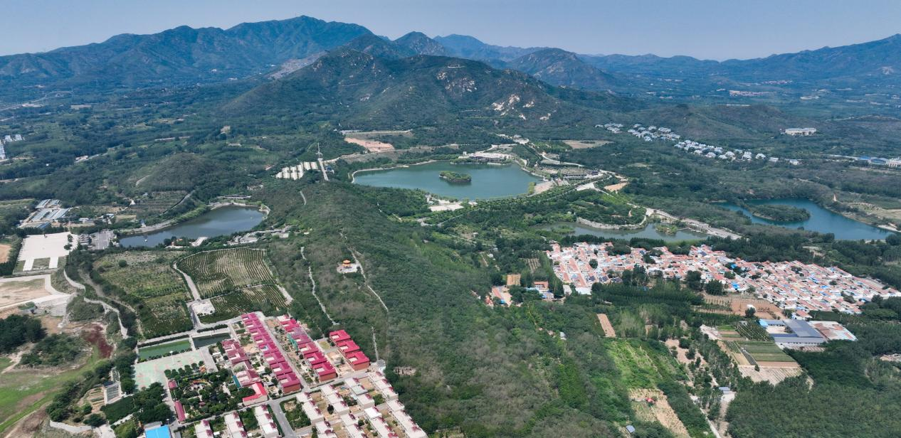 山東省鄒平市黛溪河上游河段的櫻花山湖泊景觀。
