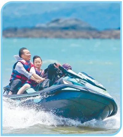 平潭龍王頭海洋公園，游客體驗水上摩托艇項目。江信恒攝