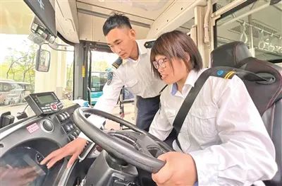 清晨發車前，劉強為妻子盧巖檢查車輛。司宏俊攝