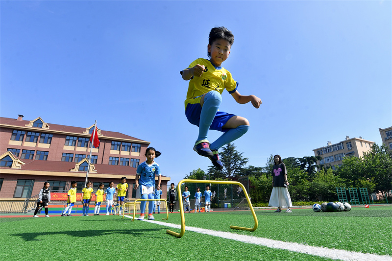 2025年6月23日，在山東省青島市市北區(qū)延安二路小學(xué)開展的“國際奧林匹克日”活動上，學(xué)生們在進行障礙訓(xùn)練。