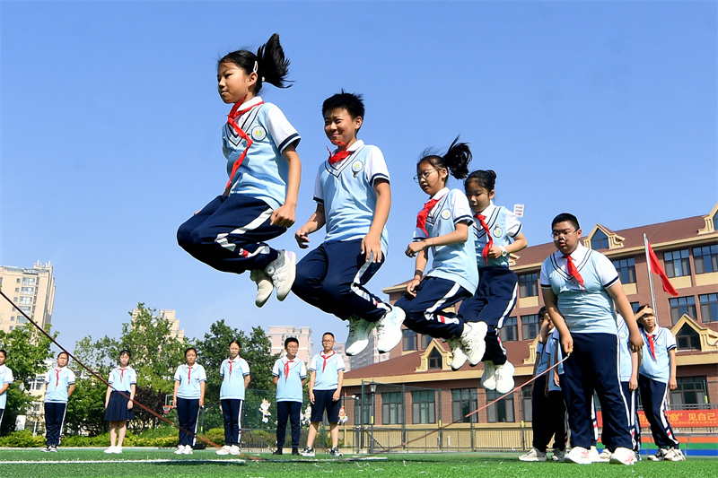 2025年6月23日，在山東省青島市市北區(qū)延安二路小學(xué)開展的“國際奧林匹克日”活動上，學(xué)生們在進行跳繩比賽。