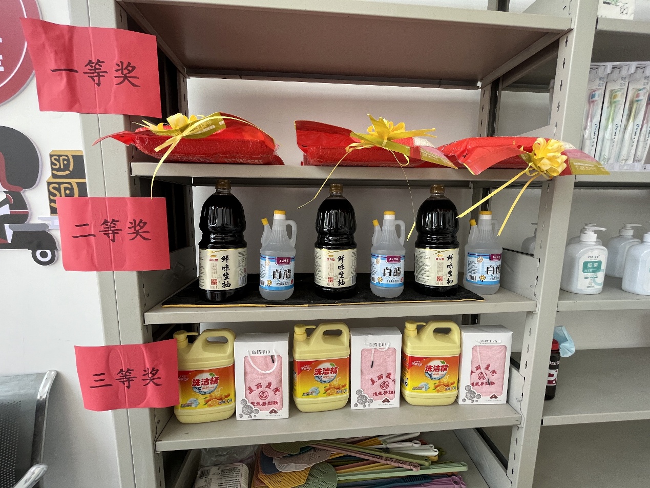 老人們通過參加活動兌換相應的獎品。成武縣委宣傳部供圖