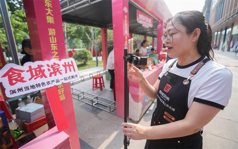 6月28日，在山東省鄒平市的夏季“黃河大集”田園豐收市集，來自濱州的美食博主在現場直播。