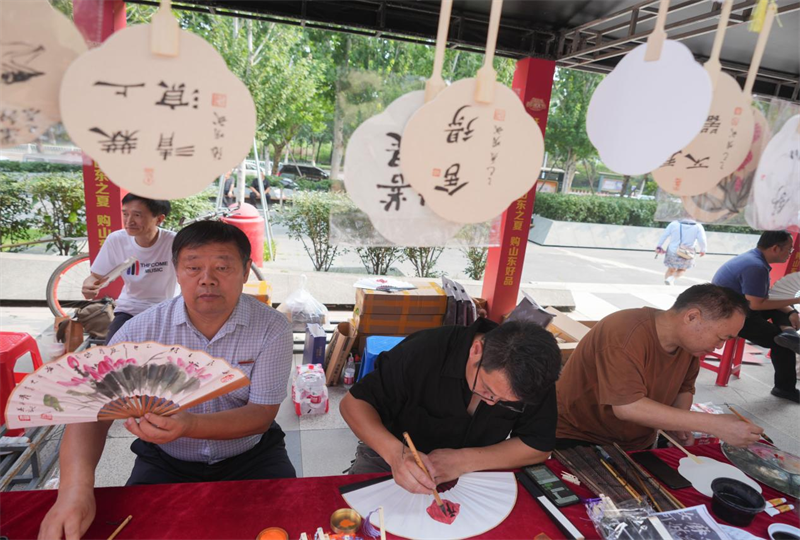 6月28日，在山東省鄒平市的夏季“黃河大集”文化扇市集，繪畫愛好者制作文化扇。