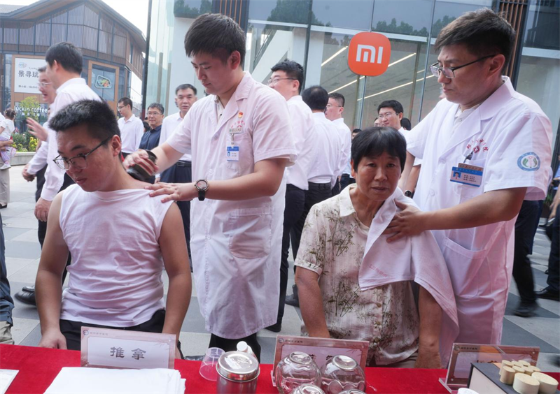  6月28日，在山東省鄒平市的夏季“黃河大集”中醫養生市集，醫生為顧客進行中醫治療。
