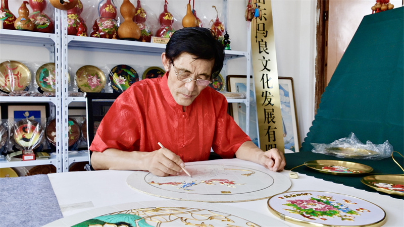 馬忠華在進行東原掐絲粉彩制作。受訪者供圖
