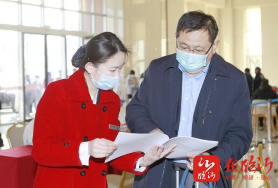 2月22日上午，參加市政協(xié)十六屆一次會議的委員陸續(xù)報(bào)到。 梅魯生攝