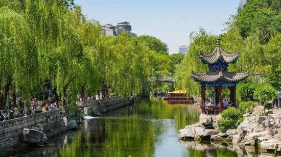 “泉”在濟南過五一｜郁郁蔥蔥蘊詩意，濟南黑虎泉三只“獸頭”歡暢噴涌