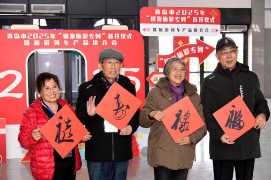 3月16日，“銀發(fā)旅游專(zhuān)列”部分旅客在出發(fā)前合影，開(kāi)啟為期14天的云貴贛賞花踏青之旅。