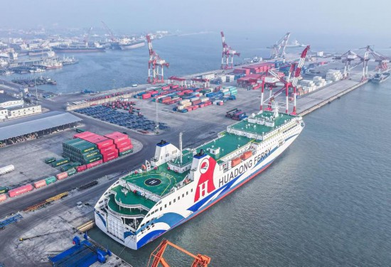 在榮成市石島新港國際快件監管中心，叉車在貨架區來回穿梭，工作人員在整理貨物、分揀裝車。