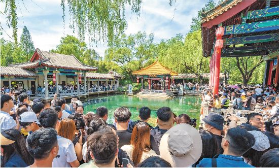 “五一”假期首日，濟南趵突泉公園迎來客流高峰，大批游客前來賞泉、游玩。（畢勝）